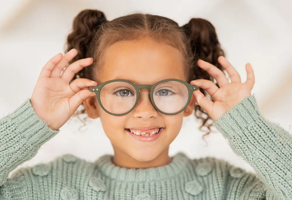 Kleines Mädchen mit Brille und braunen Haaren