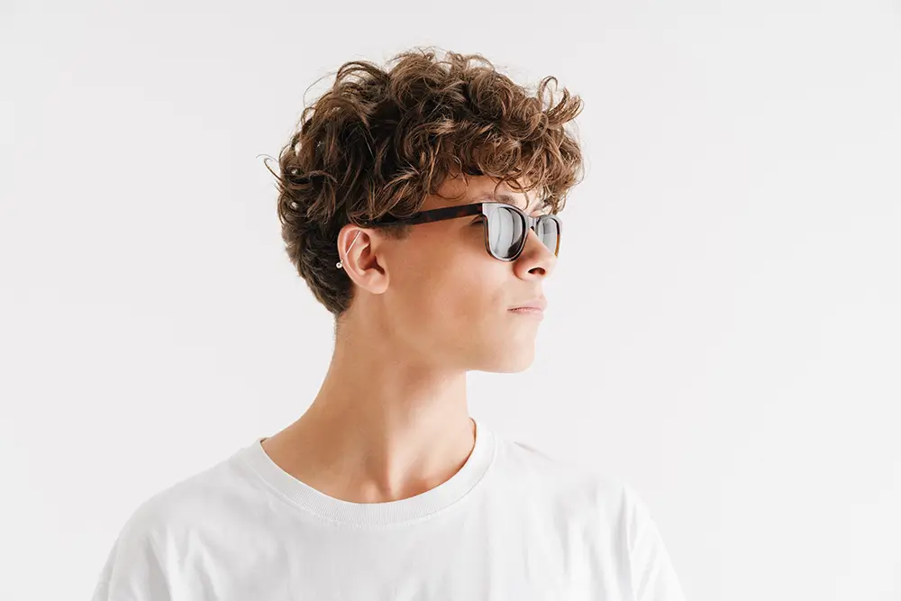 Junger Mann mit Sonnenbrille