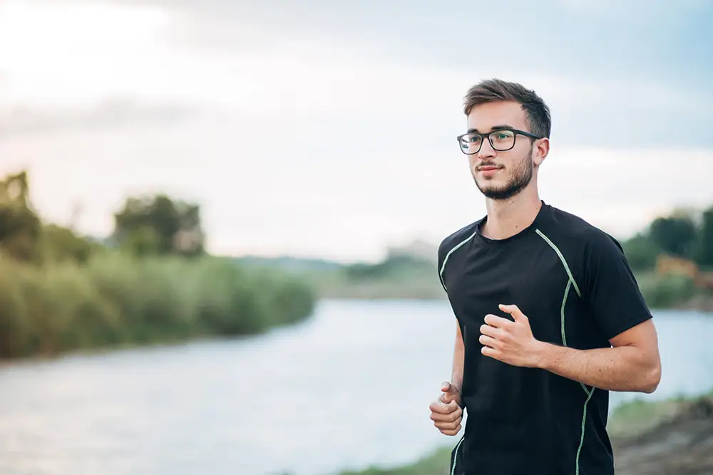 Junger Mann mit Sportbrille
